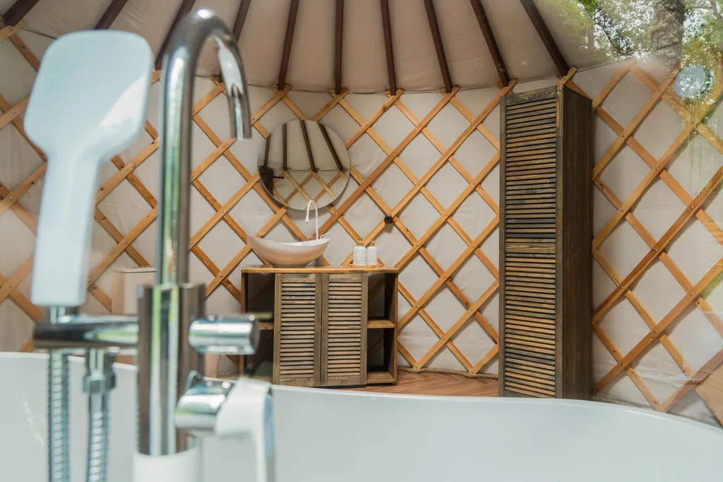 Глэмпинг в лесу