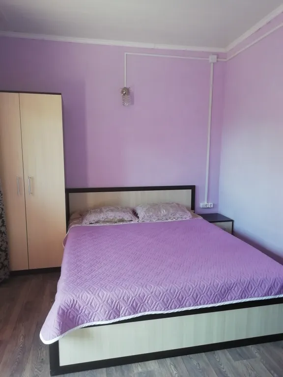 Домик с двумя спальнями и террасой с садовой мебелью