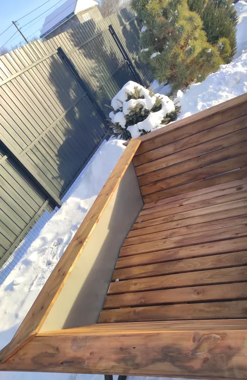 Дом у берега озера