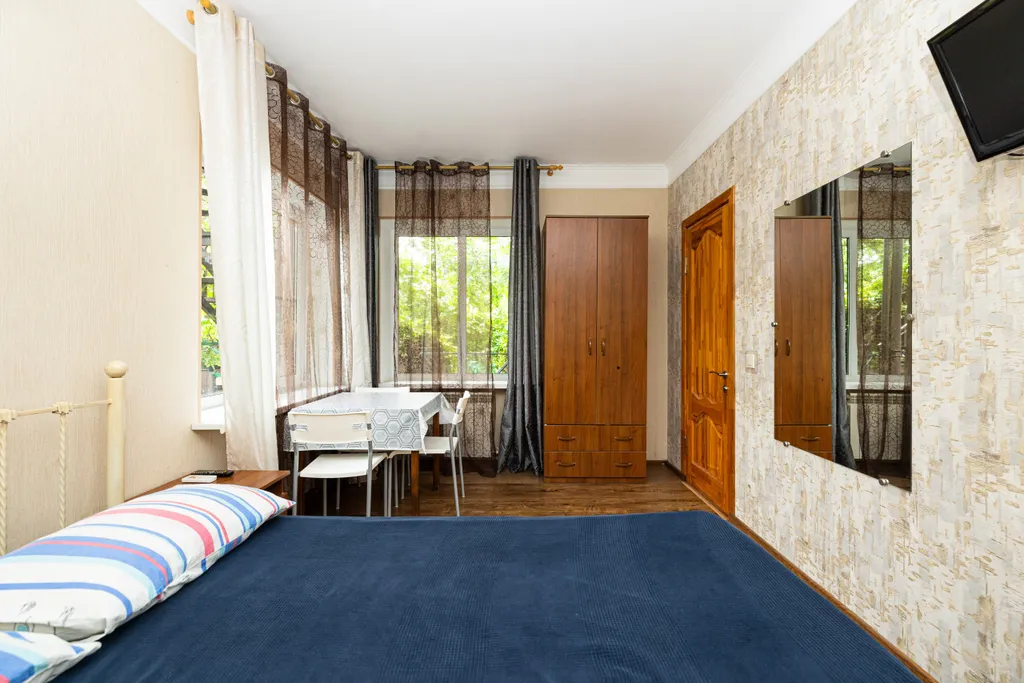 Квартира Уютный номер на 4-х человек с санузлом, большой террасой и кухней — аренда посуточно в Ейск