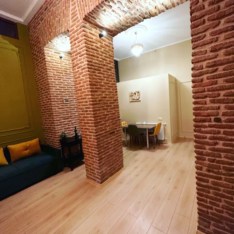 Апартаменты с двумя спальнями с историческим интерьером центр Тбилиси