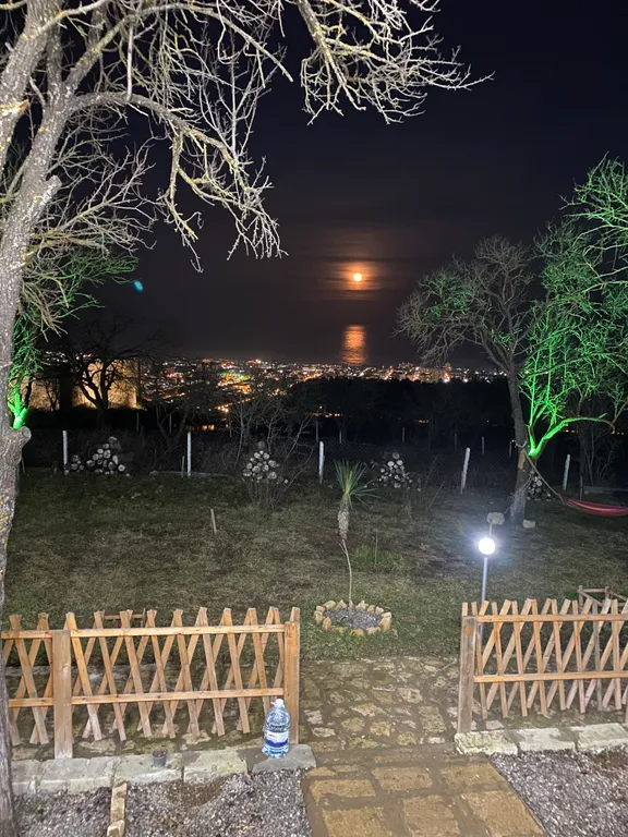 Уютный домик видом на город Дербент 5000 лет и на крепость Нарын-кала