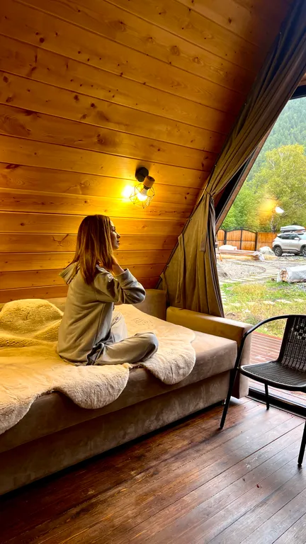 Живописный уголок в лесу вдали от городской суеты