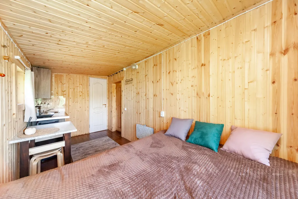 Домик с панорамным окном на берегу озера