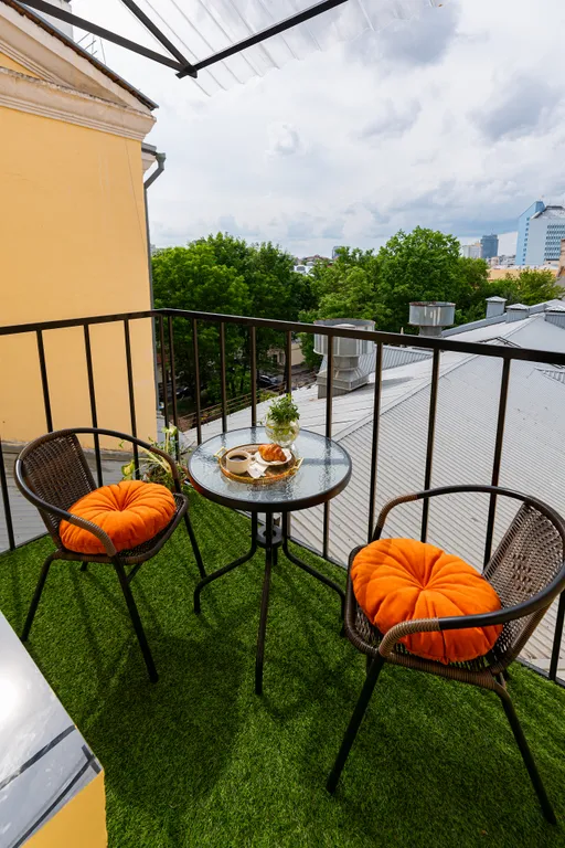 Сталинка после ремонта с видом на главный проспект и закаты