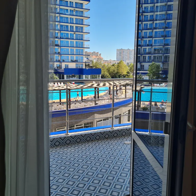 Квартира Дизайнерская квартира-студия у моря с видом на бассейн — Севастополь