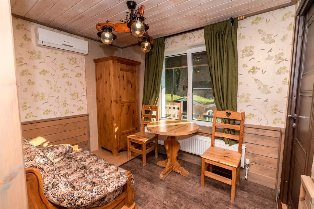 Альпийская деревня с большой кроватью