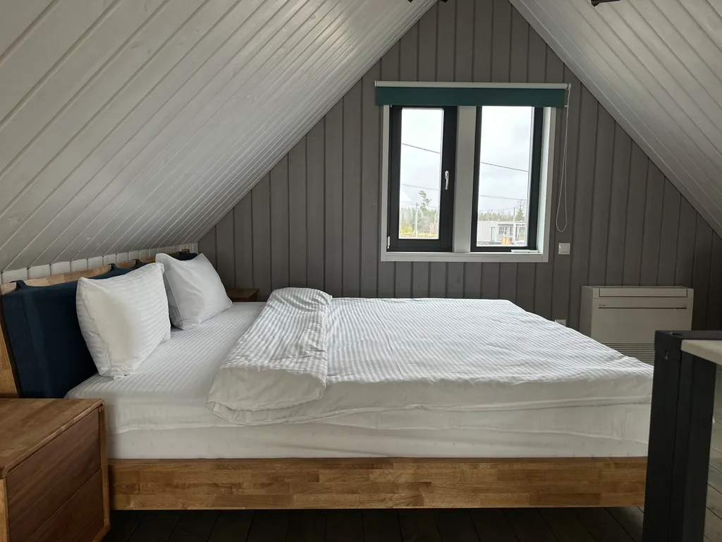 Стильный просторный дом с террасой и видом на луг