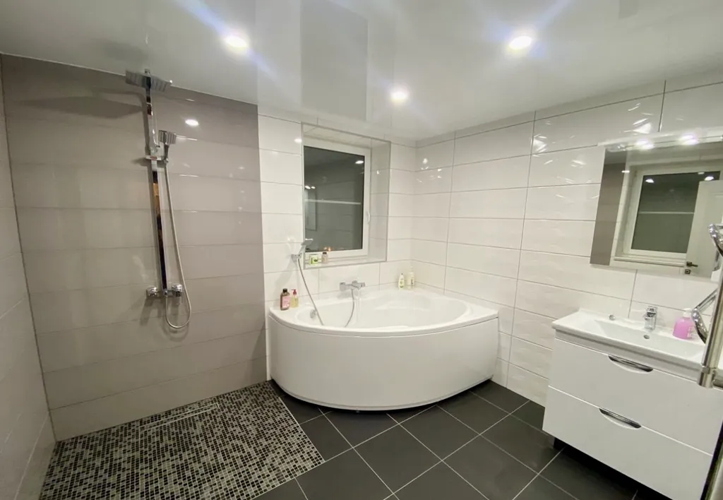 Коттедж на берегу реки с собственным пирсом