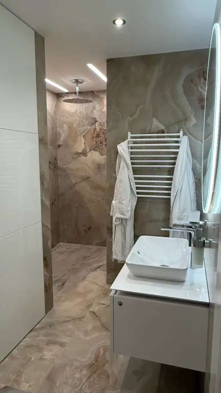 Лофт - мансарда с фронтальным видом на море