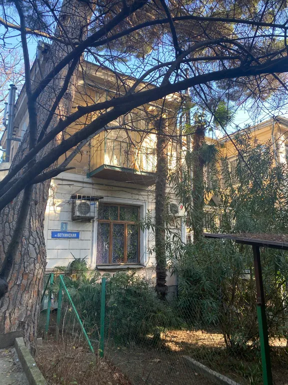 Квартира Квартира Просторная трешка возле моря со своим двориком и парковкой — Ялта