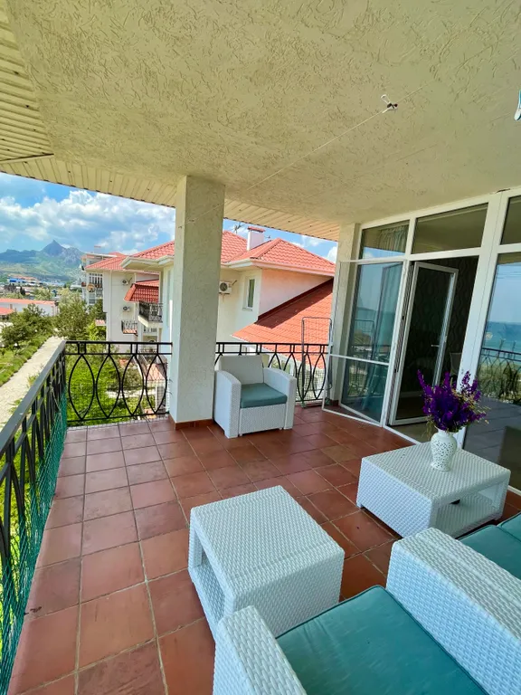 Двухуровневые апартаменты с видом на море и пляж