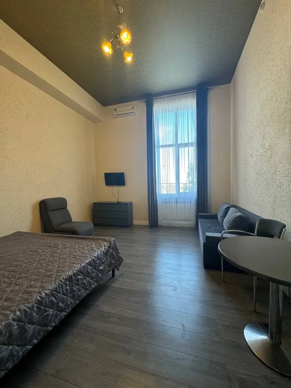 Уютная комната с большой двуспальной кроватью