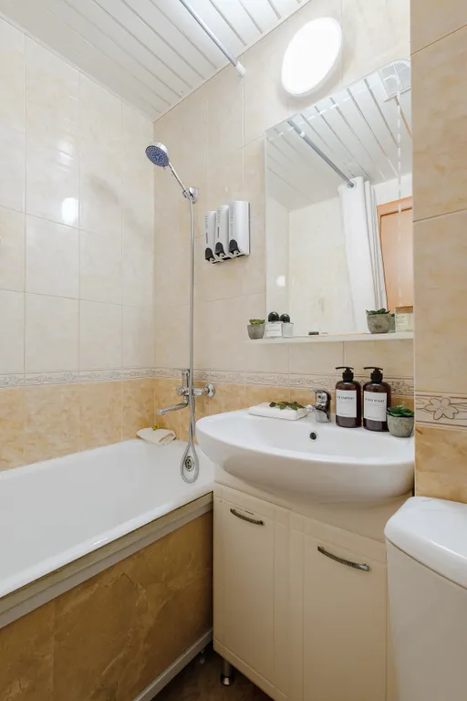 Широкая кровать и балкон для отдыха