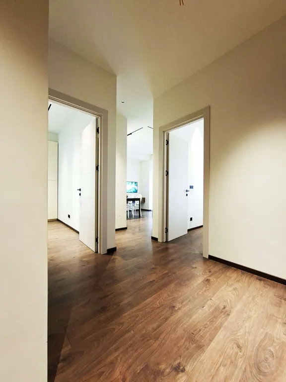 Трёхкомнатная квартира в центре Тбилиси с балконом, вид во двор