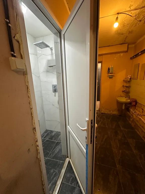 Уютная приятная комната с видом на город