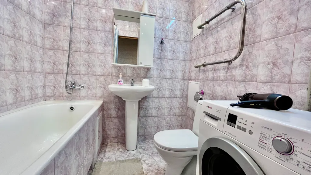 Уютная квартира с красивым видом на озеро с лоджии,недалеко от центра