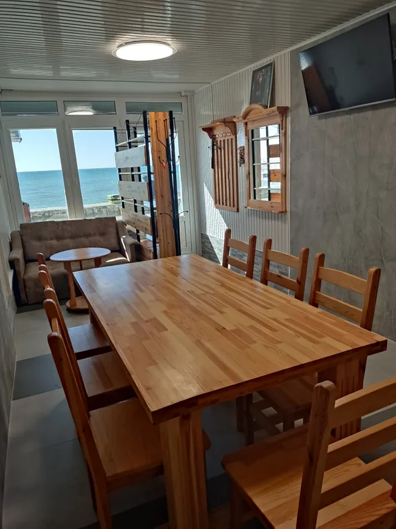 Эллинг на берегу моря