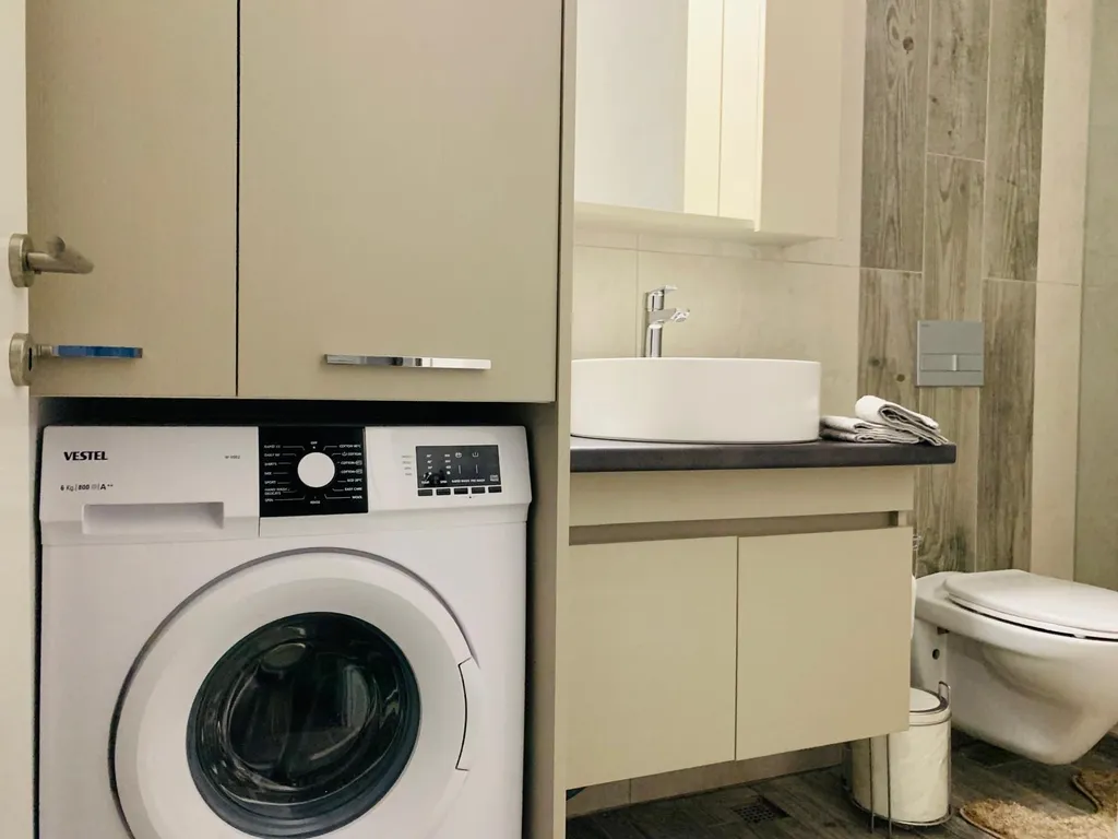 Современный апартамент с балконом и террасой с видом на море и горы