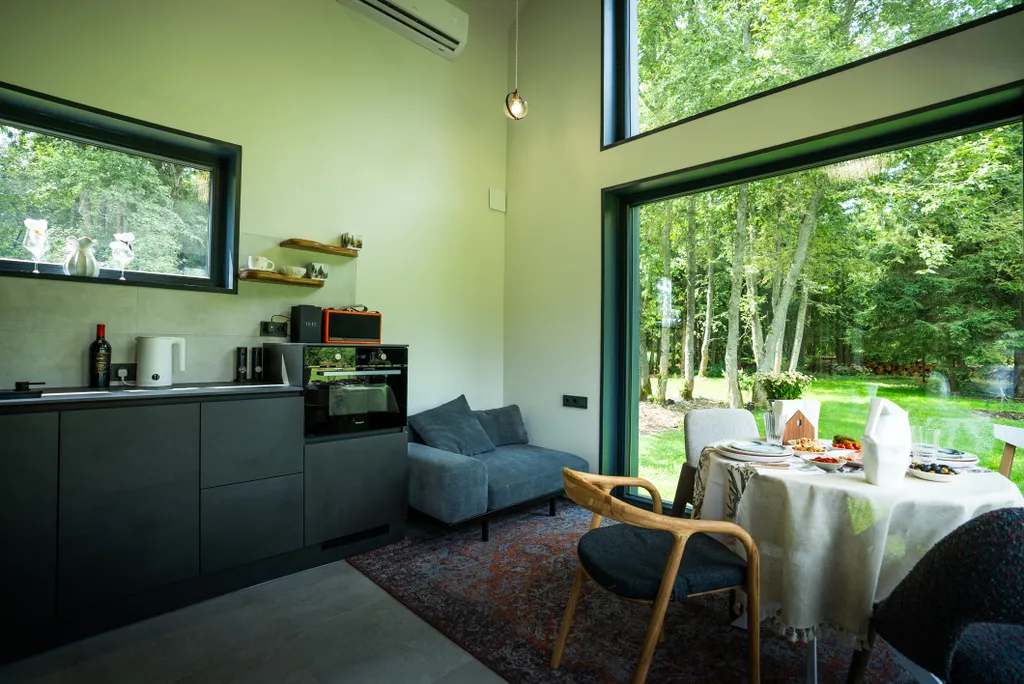 Наедине - дом в лесу