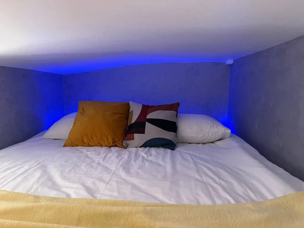 Квартира Квартира Уютная студия Neon Feather в 8 минутах на метро от самого центра — Москва