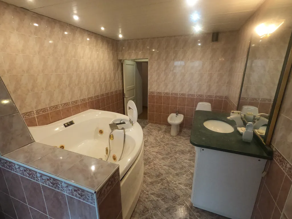 Шикарная квартира в центре города с огромной джакузи в виде сердечка