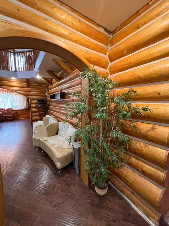 Деревянный коттедж с баней на берегу реки