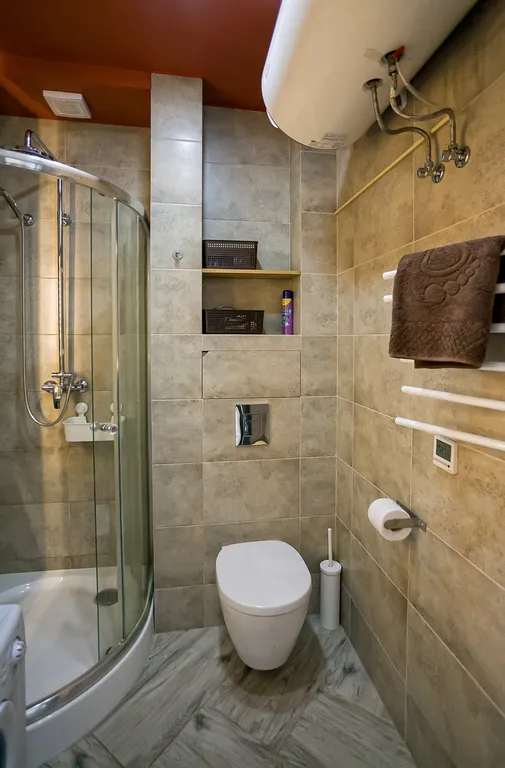 Современная студия с балконом у моря