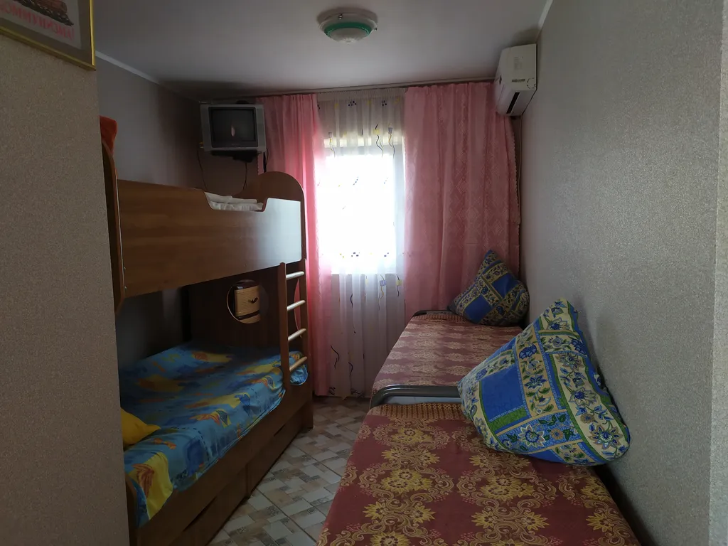 Уютная комната для семьи из четырёх человек