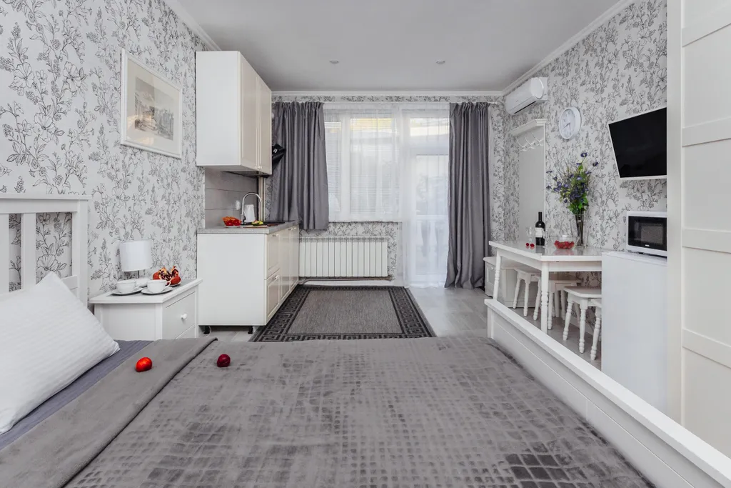 Солнечная студия со своим двориком и летним бассейном