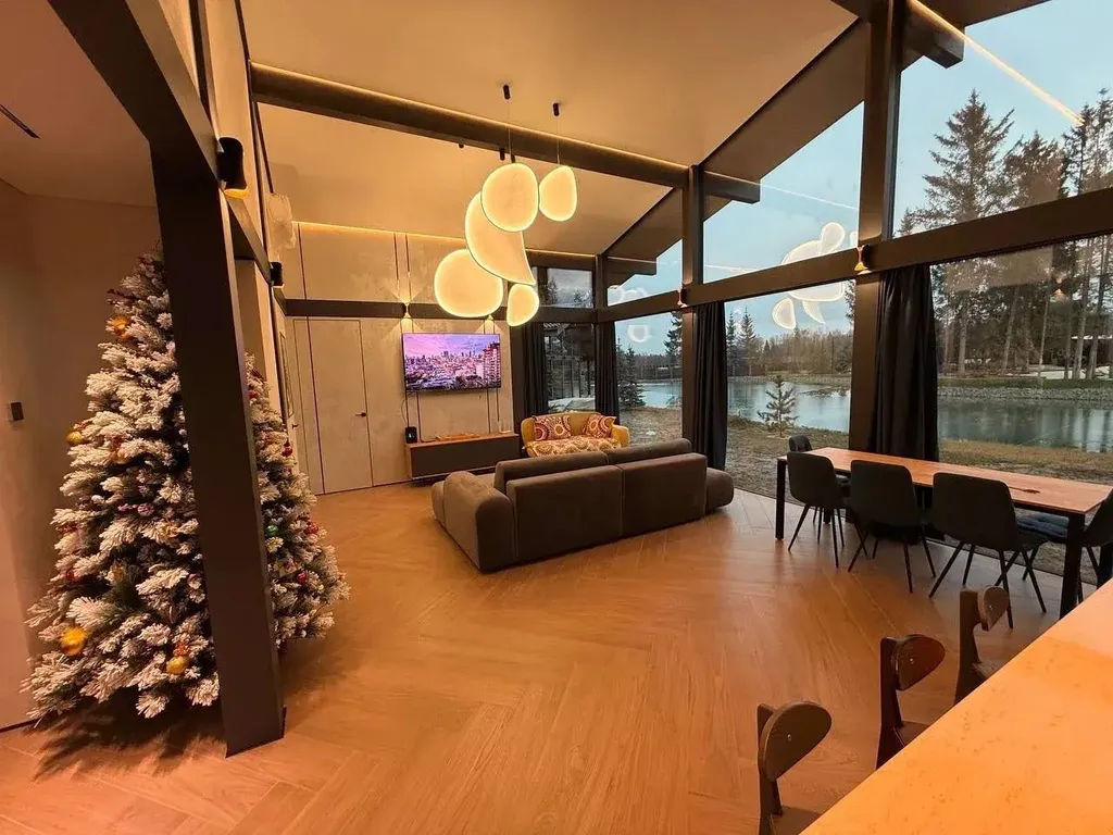 Премиальный дом с видом на лес и пруд в поселке года Ели estate