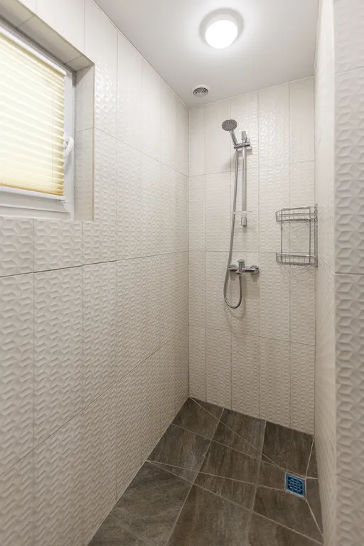 Просторный коттедж с двумя спальнями, камином и сауной