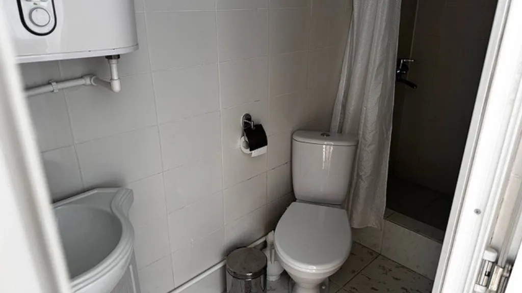 Уютная студия с панорамными окнами через забор с Ханским дворцом