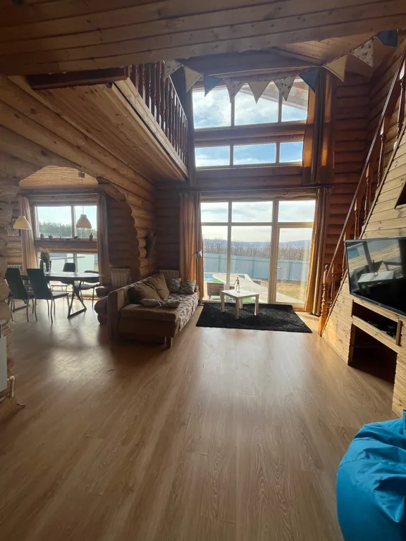 Срубовой дом с большим бассейном и шикарным видом на Жигулевские горы