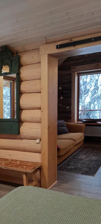 Комфортный дом на лесном участке у озера, рядом с городом