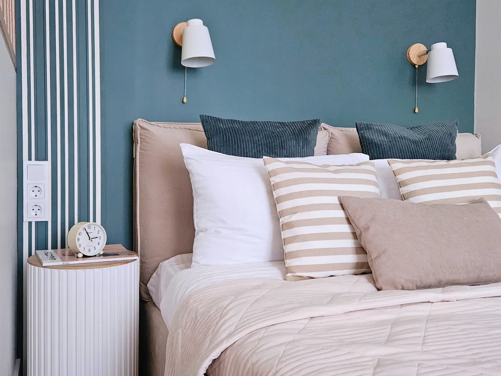 Уютная студия с проектором между морем и горами