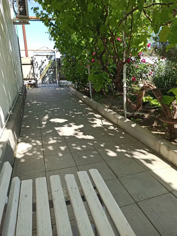 Уютный дом в зеленом дворе