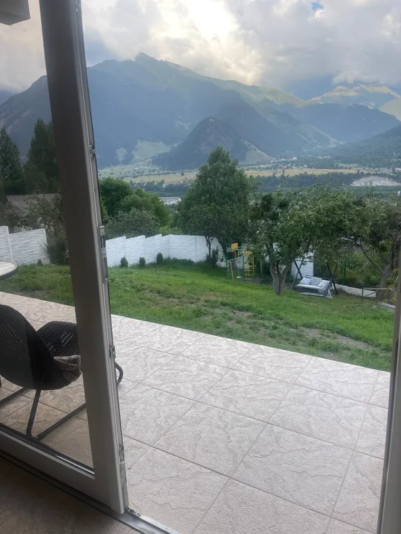 Коттедж Neon с видом на горы, подогреваемым бассейном, баней, чаном