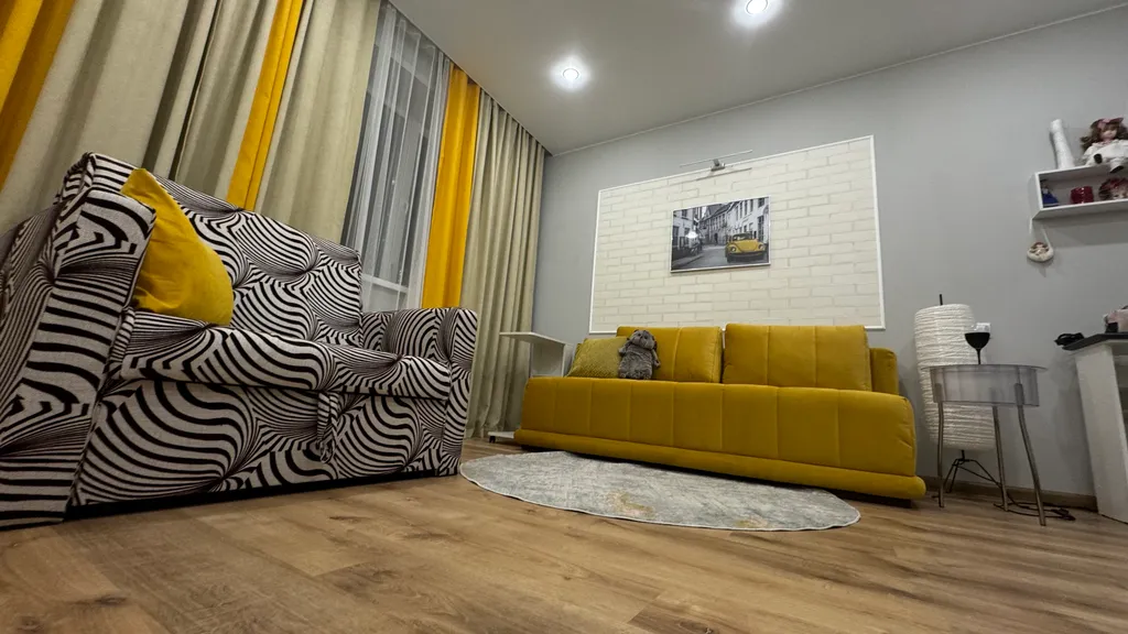 Белая студия в новом доме на центральной улице