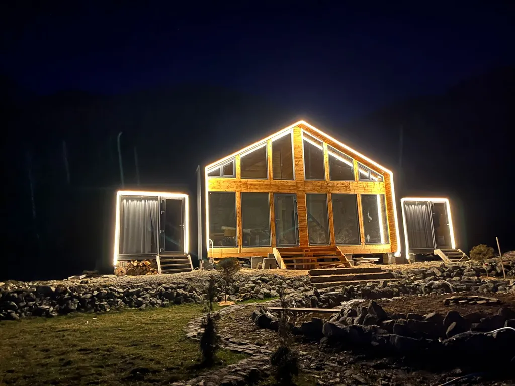 Коттедж с панорамными окнами и видом на горы