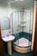 Спальня №2 оснащена собственным санузлом с душевой кабиной и полотенцесушителем