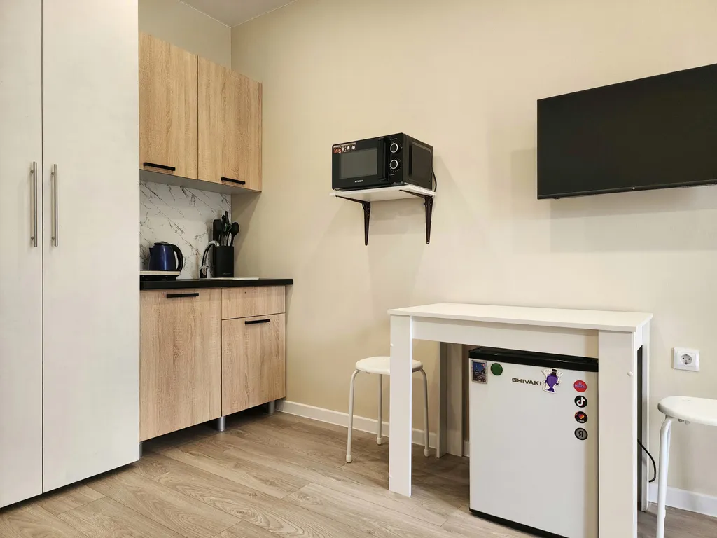 Просторная студия с балконом