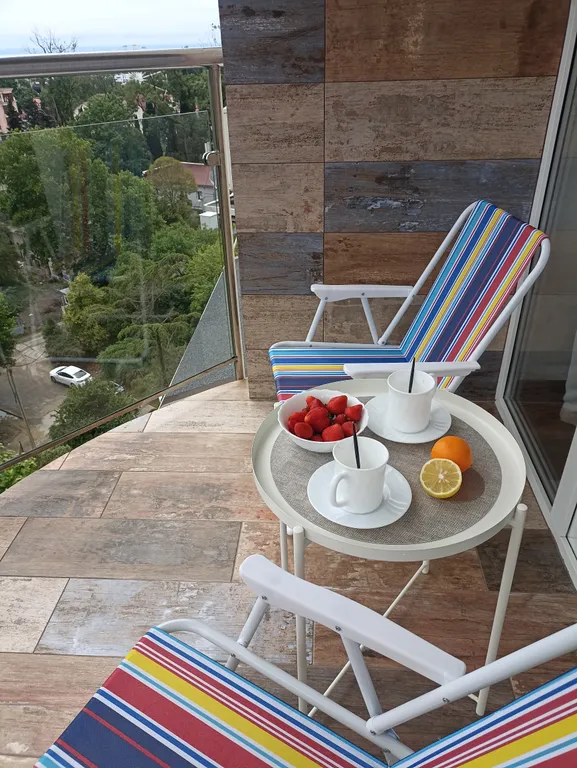 Квартира в Сочи с балконом, ровное место, вид на море, центр Хосты