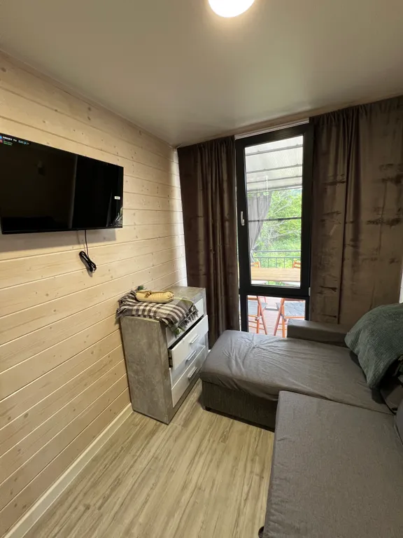 Домик в лесу с верандой и видом на море