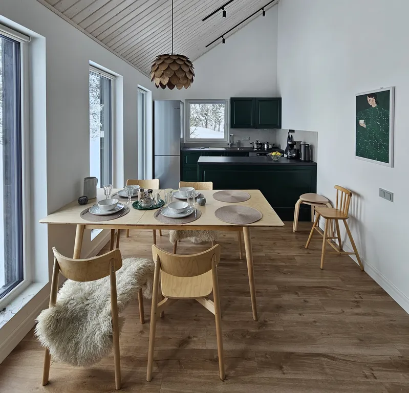 Дом на скале в окружении леса