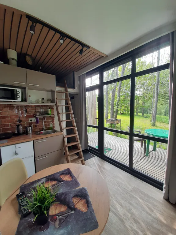 Дом на склоне холма у реки