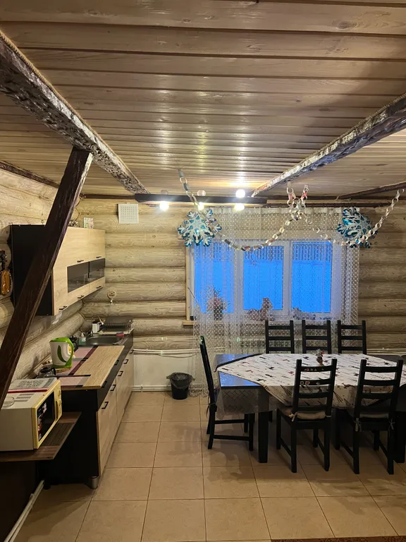 Уютный бревенчатый двухэтажный дом