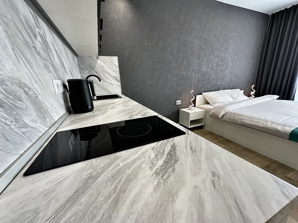 Студия с видом на город