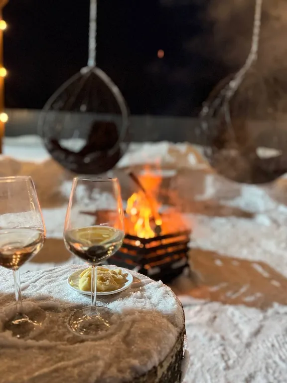 Уютный дом с панорамными окнами рядом с озером