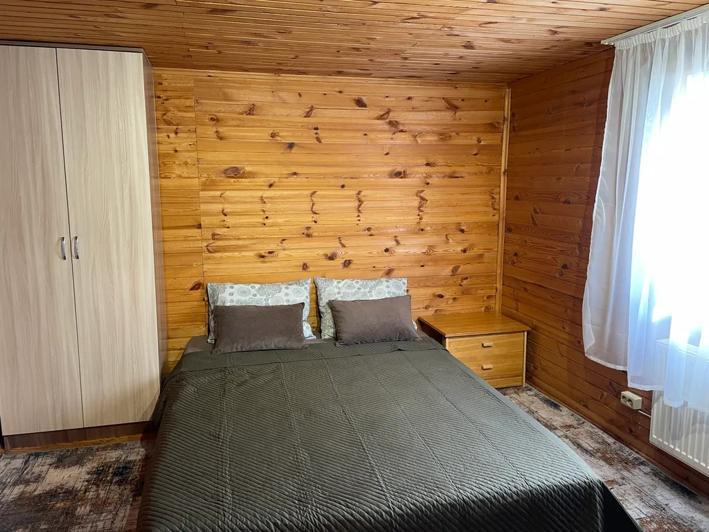 Коттедж Коттедж Уютный 2х этажный классический сруб с 2 спальнями и гостиной — Сириус